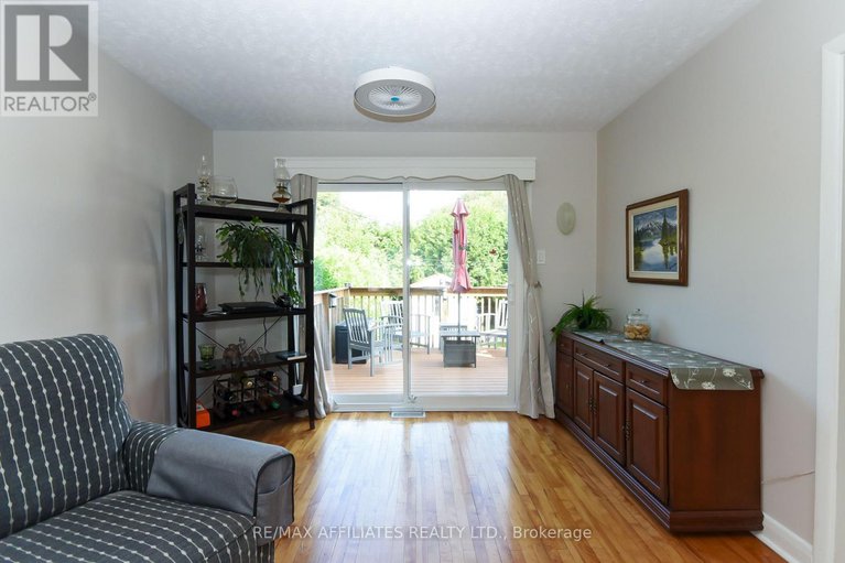 29123494/323-fullerton-avenue/overbrookcastle-heights/ottawa/ontario/K1K1K2_19