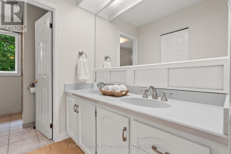 28824766/9-sundance-court/sheahan-estatestrend-village/ottawa/ontario/K2H8T4_28
