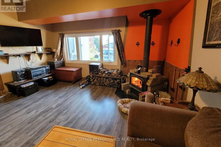 28932365/975-queen-street/lorignal/champlain/ontario/K0B1K0_14
