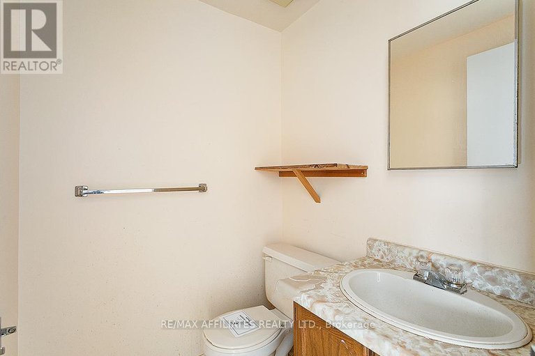 28493439/1911-simard-drive/chateauneuf/ottawa/ontario/K1C3B9_13