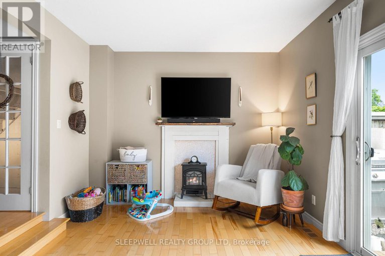 28378169/82-28-barrow-crescent/katimavik/ottawa/ontario/K2L2K1_21