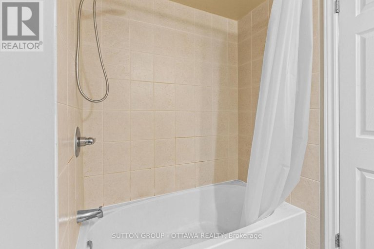 29176613/74-641-louis-toscano-drive/avalon-east/ottawa/ontario/K4A0B7_17