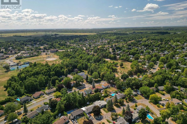 28771604/17-canfield-road/sheahan-estatestrend-village/ottawa/ontario/K2H5S7_36