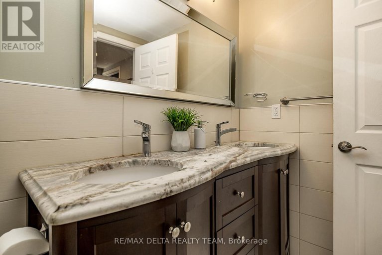 28750818/218-enclave-walk/mer-bleuebradley-estatesanderson-park/ottawa/ontario/K1W0J4_24