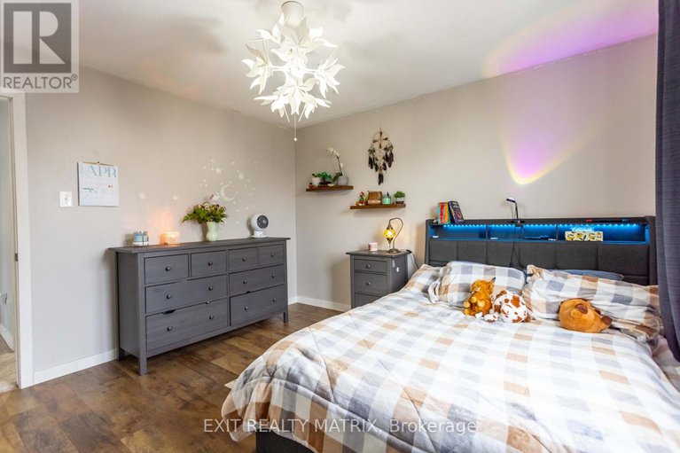 28414498/221-hillpark-high-street/mer-bleuebradley-estatesanderson-park/ottawa/ontario/K1W0B5_28