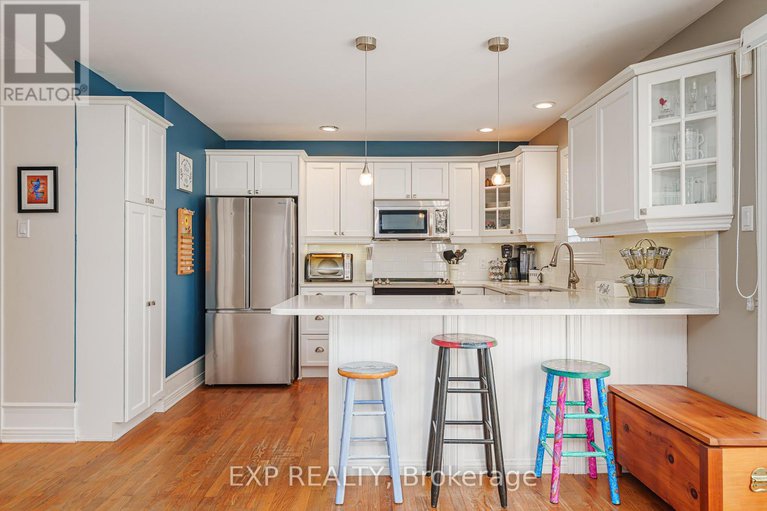 29392515/4466-shoreline-drive/riverside-southgloucester-glen/ottawa/ontario/K1V1R7_9