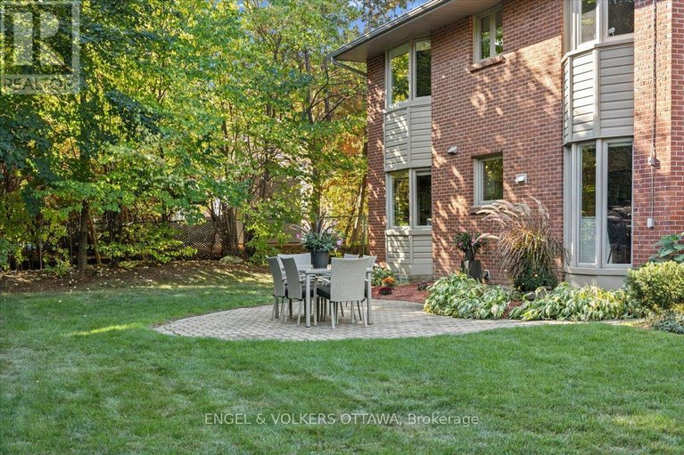 29548999/33-okanagan-drive/bruce-farmgraham-parkqualicumbellands/ottawa/ontario/K2H7E9_40