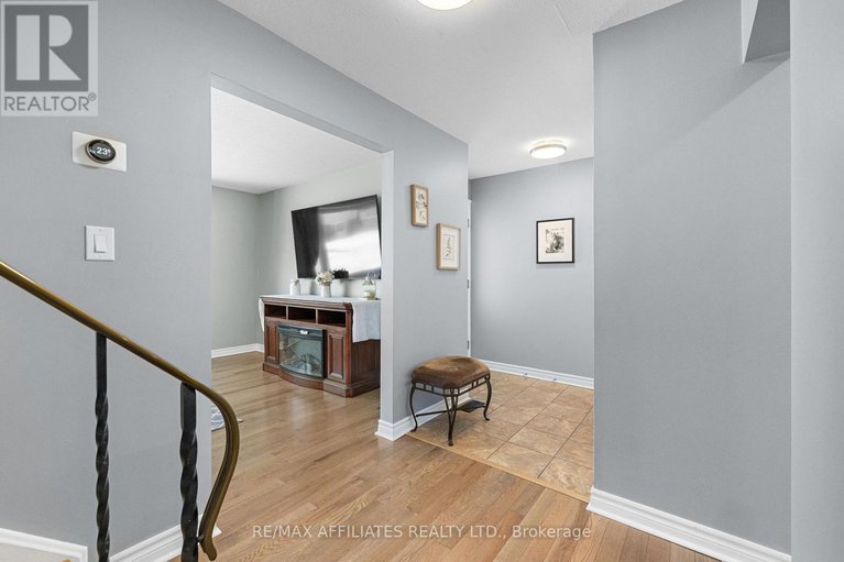 29175531/910-borland-drive/chatelaine-village/ottawa/ontario/K1E1X6_7