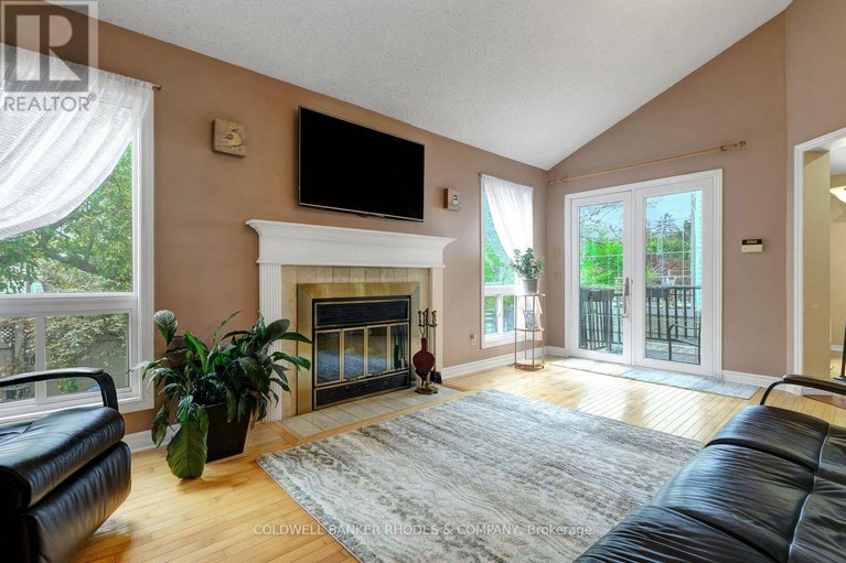 29023434/12-bramblegrove-crescent/hunt-club-parkgreenboro/ottawa/ontario/K1T3G3_13