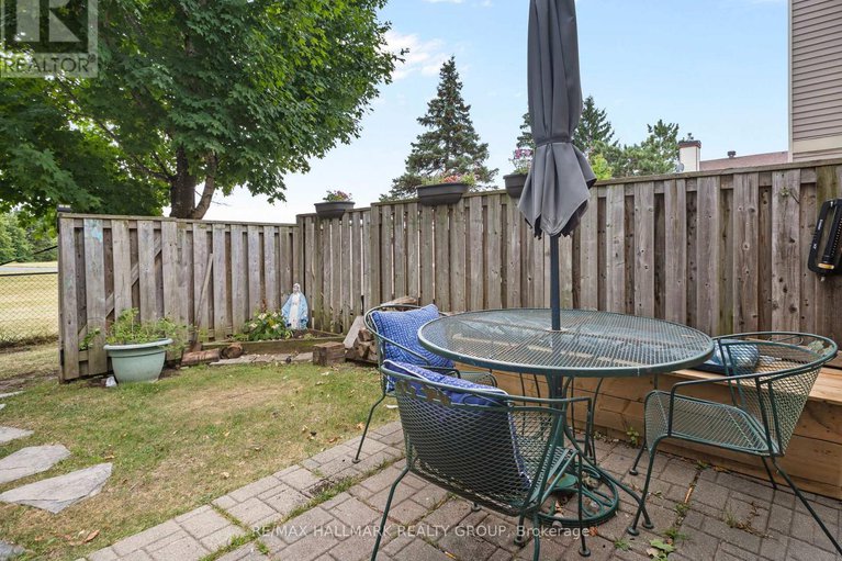 28763964/1598-hoskins-crescent/fallingbrookpineridge/ottawa/ontario/K4A2H8_24