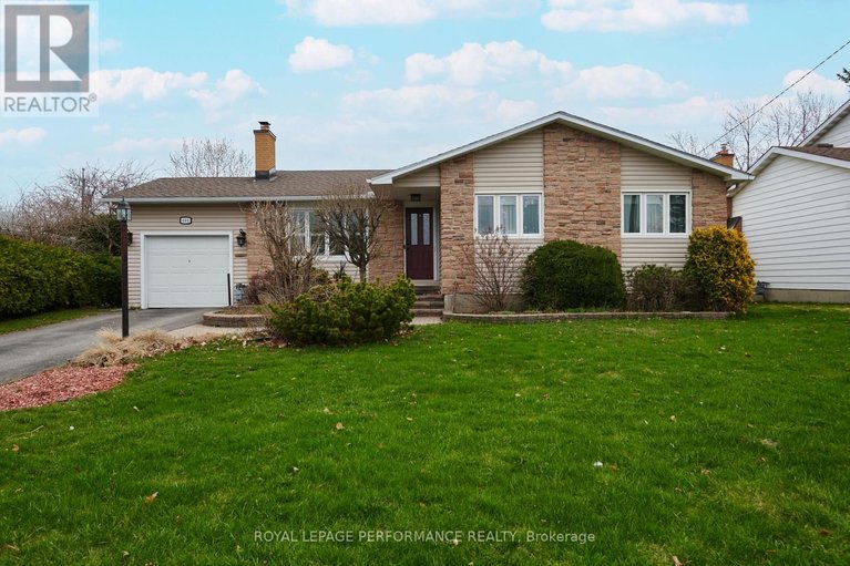 29673888/401-phoenix-crescent/bilberry-creekqueenswood-heights/ottawa/ontario/K1E1V6_1