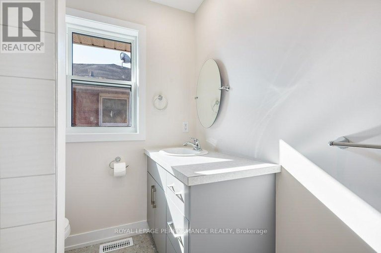 29470897/624-clarke-avenue/castle-heightsrideau-high/ottawa/ontario/K1K0Y7_27