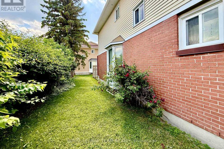 28744295/a-14-castlebrook-lane/centrepointe/ottawa/ontario/K2G5G4_30