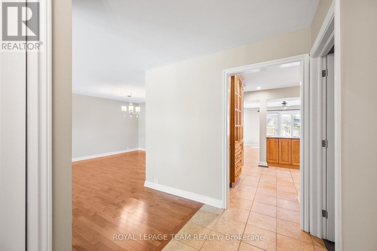 28386373/3-millbrook-crescent/city-viewskylinefisher-heightsparkwood-hills/ottawa/ontario/K2E5B6_3
