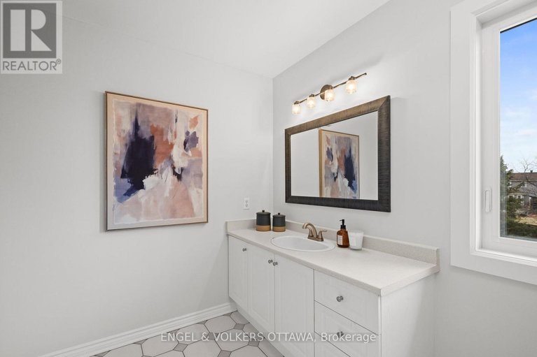 29593963/129-corvinelli-crescent/village-of-russell/russell/ontario/K4R1G4_26