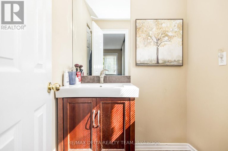 28889907/334-omer-lacasse-avenue/queenswood-heights-south/ottawa/ontario/K1E2X8_14