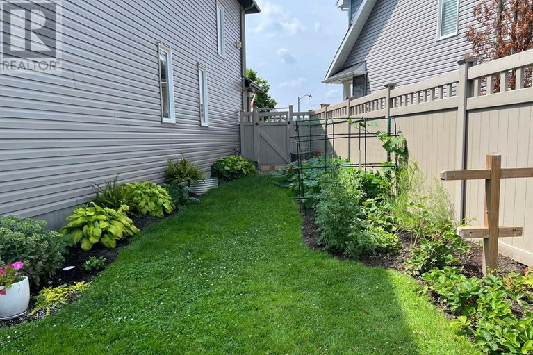 29617148/216-balikun-heights/emerald-meadowstrailwest/ottawa/ontario/K2V0A6_43