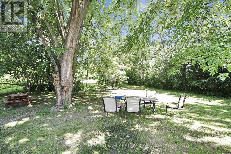 28588730/1429-balmoral-drive-n/cedardale/ottawa/ontario/K1V1H2_16