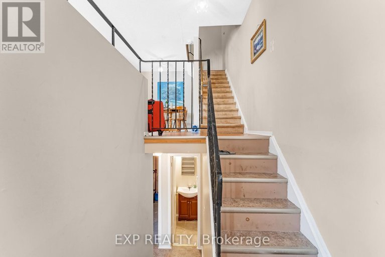 29415579/52-44a-woodvale-green/craig-henrywoodvale/ottawa/ontario/K2G4H4_5