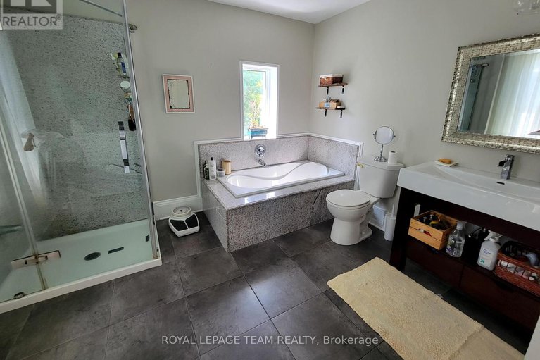 28427099/16-peter-street-s/maxville/north-glengarry/ontario/K0C1T0_17