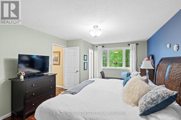 28604093/935-fieldown-street/cumberland-ridge/ottawa/ontario/K4C1B9_18