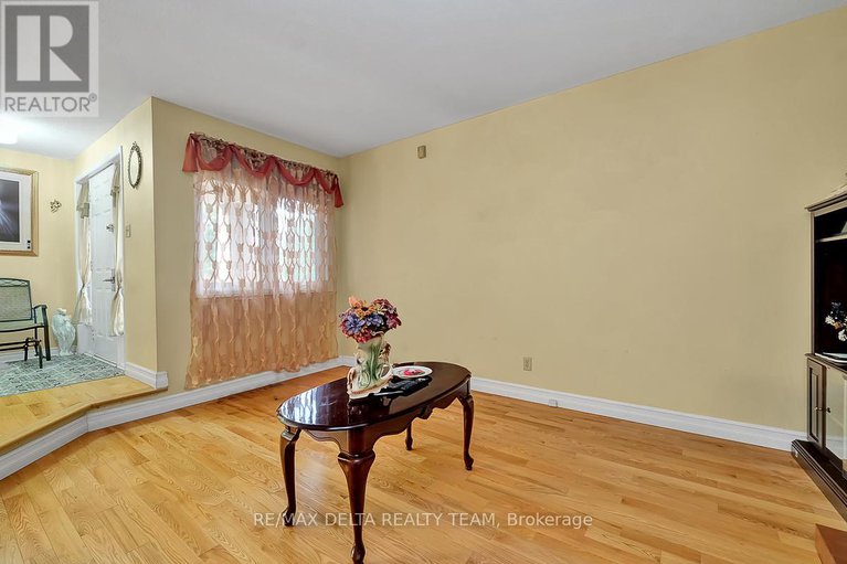 29187957/6096-meadowhill-crescent/chapel-hill/ottawa/ontario/K1C5R8_4