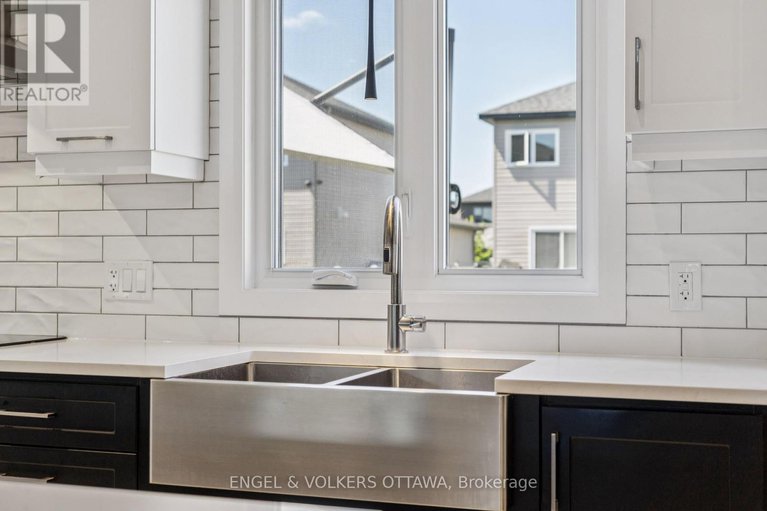 28649203/529-lucent-street/village-of-russell/russell/ontario/K4R0G3_17