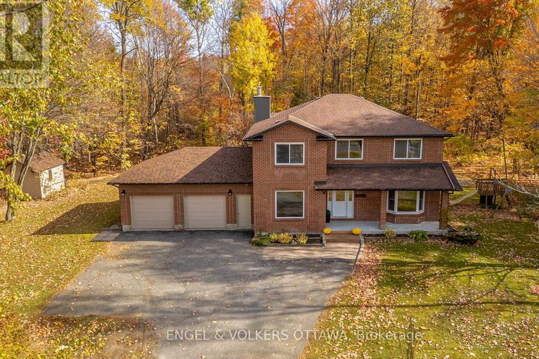29015610/4720-whispering-willow-drive/sarsfieldbearbrook/ottawa/ontario/K4B1J1_1