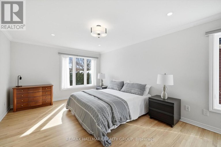 29425296/1660-country-walk-drive/chapel-hill/ottawa/ontario/K1C8E2_24