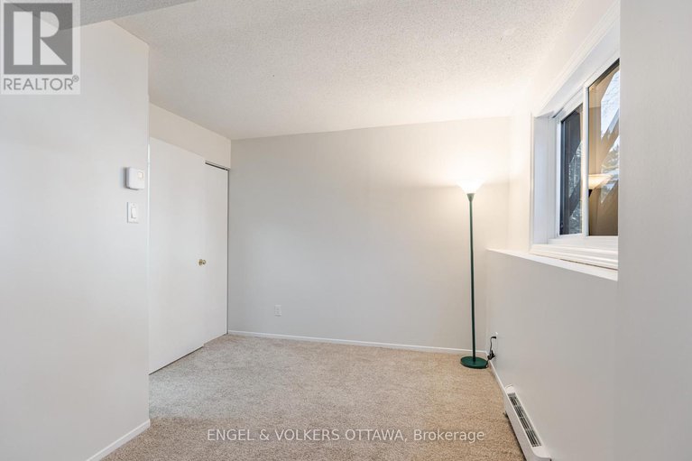28138585/1504-tanguay-court/katimavik/ottawa/ontario/K2L3X8_17