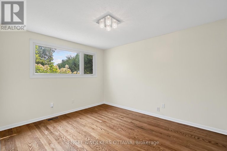 28957862/16-benson-street/borden-farmstewart-farmcarleton-heightsparkwood-hills/ottawa/ontario/K2E5J5_29