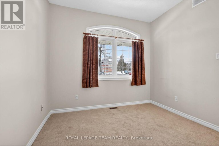 29237185/5553-doctor-leach-drive/manotick-village-manotick-estates/ottawa/ontario/K4M1L6_19