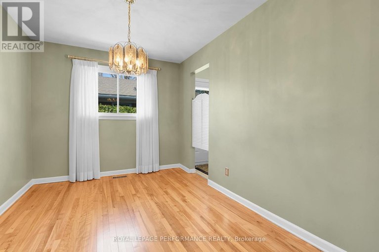 29636837/1582-digby-street/riverview-park/ottawa/ontario/K1G0P6_13