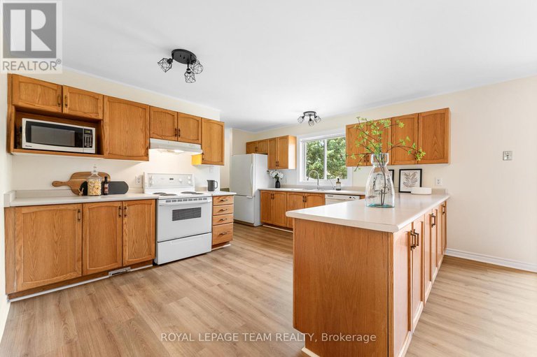 28601734/106-porcupine-trail/dunrobin-shores/ottawa/ontario/K0A1T0_12