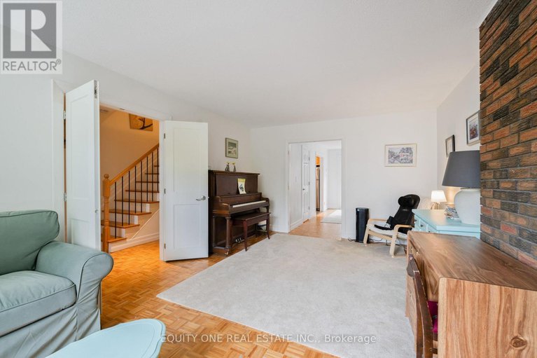 29066037/73-hobart-crescent/sheahan-estatestrend-village/ottawa/ontario/K2H5S3_9