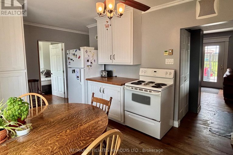 28764932/452-dominion-st-street-s/alexandria/north-glengarry/ontario/K0C1A0_10