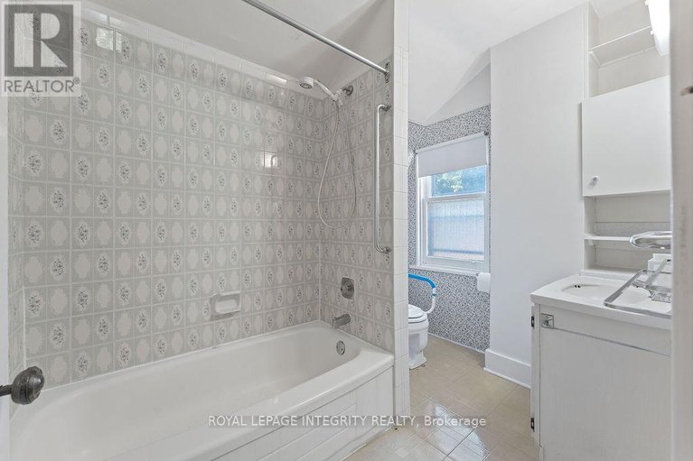 28943384/472-edison-avenue/mckellarhighland/ottawa/ontario/K2A1T9_23