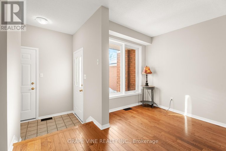 28039970/430-lawler-crescent/chatelaine-village/ottawa/ontario/K4A3Y3_5