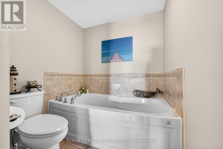 29651493/811-120-grant-carman-drive/mooneys-bayrevelstoke/ottawa/ontario/K2E1C8_33