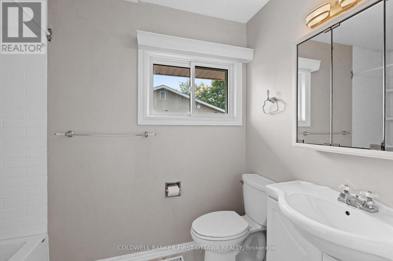 28793444/1788-ernest-avenue/mckellar-heights/ottawa/ontario/K2A1M1_28