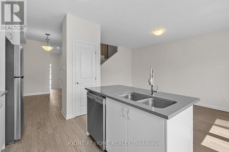 28565193/958-athenry-court/half-moon-bay/ottawa/ontario/K2J7E1_24