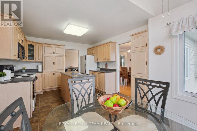 28816366/8665-russell-road/sarsfieldbearbrook/ottawa/ontario/K4B0J7_12