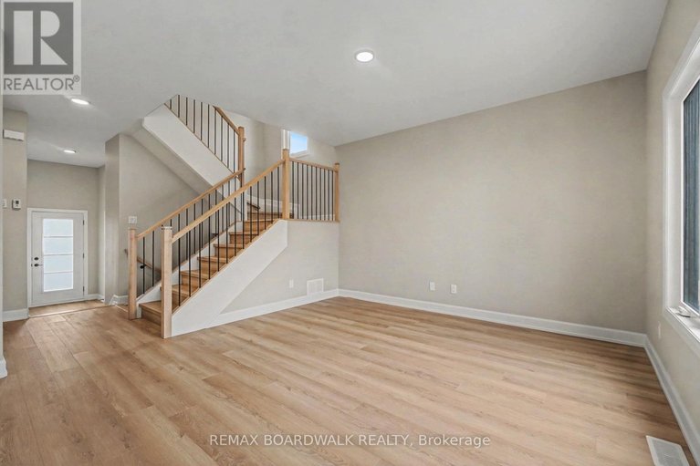 29490953/404-falcon-lane/village-of-russell/russell/ontario/K4R1E5_5