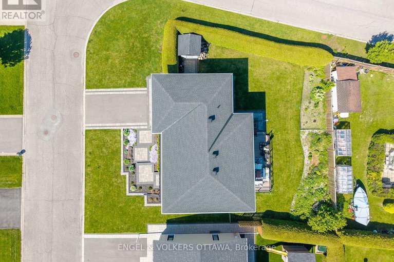 28458762/8-roselawn-court/craig-henrywoodvale/ottawa/ontario/K2G4J2_2