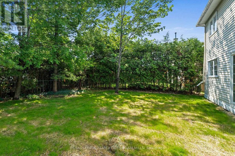 28517736/1205-st-moritz-court/convent-glen-north/ottawa/ontario/K1C2B2_33