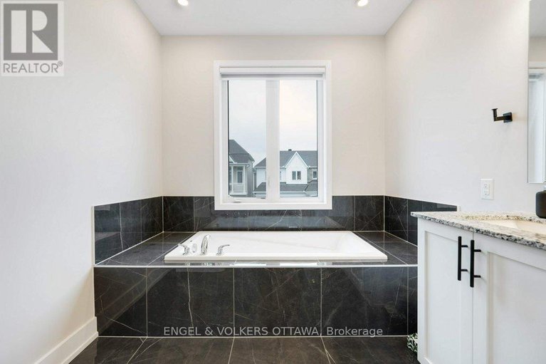 28933678/1010-carden-lane/orleans-village/ottawa/ontario/K1W0N3_40