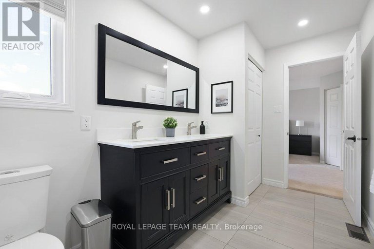 28522929/8-black-rivers-place/bridlewood/ottawa/ontario/K2M2E2_28