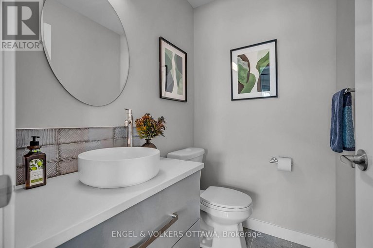 28458762/8-roselawn-court/craig-henrywoodvale/ottawa/ontario/K2G4J2_18