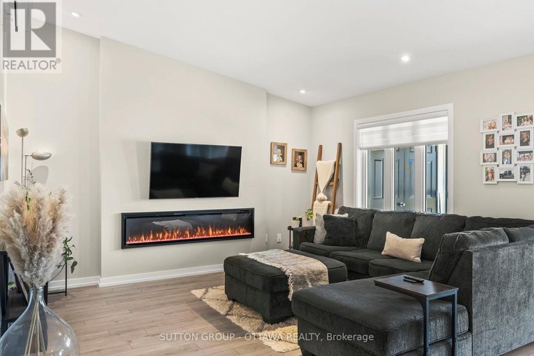 29586662/294-308-masters-lane/town-of-rockland/clarence-rockland/ontario/N1A2W1_17