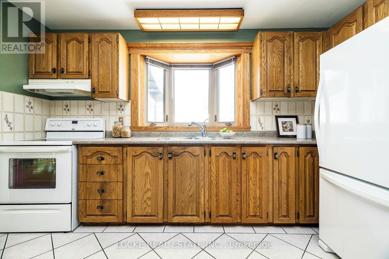 29431769/279-hoylake-crescent/bilberry-creekqueenswood-heights/ottawa/ontario/K1E1M1_14